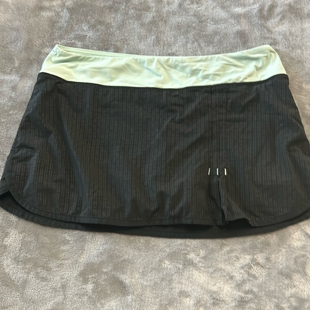 Lululemon wet dry warm athletic skirt - believe it is a size 6